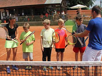 Anne und Fabian Knüttel verrieten den Nachwuchshoffnungen des TC einige Tipps und Tricks für ein erfolgreiches Spiel. Aufmerksam hörten zu (ab Zweitem von links): Nils, Noah, Nils und Niklas.  Foto: Klaus Schmitt
