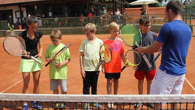 Anne und Fabian Knüttel verrieten den Nachwuchshoffnungen des TC einige Tipps und Tricks für ein erfolgreiches Spiel. Aufmerksam hörten zu (ab Zweitem von links): Nils, Noah, Nils und Niklas.  Foto: Klaus Schmitt