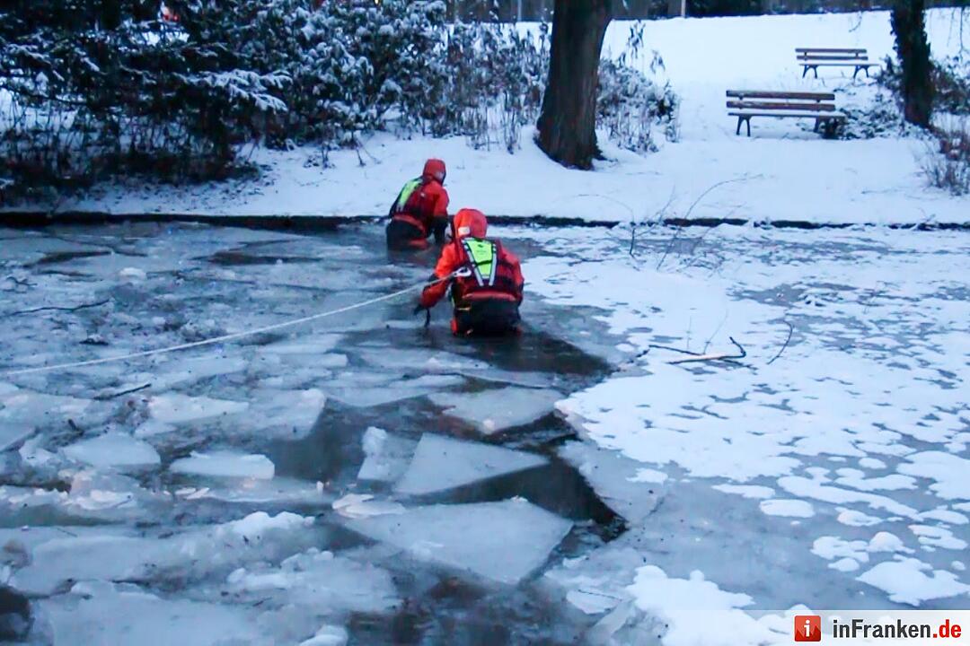 Tragischer Eisunfall in Bayreuth: Hund und Frauchen brechen in Weiher ein