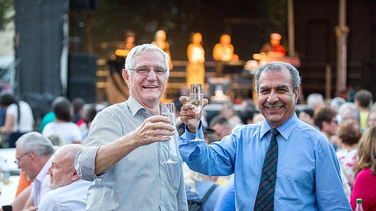 Nicht nur für den AHA-Berater und Veranstalter Hachem Farmand (rechts) ist die zehnte Auflage des Musik- und Kunstfestivals wieder gelungen, auch sein Stadtrats- und Fraktionskollege Reiner Schuster zeigte sich als Besucher mehr als zufrieden: "Ganz tolle Stimmung hier, es ist sehr beeindruckend, wie viele Leute hier aufeinander zugehen."