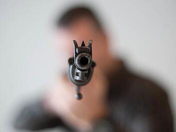 Unter Vorhalt einer Schusswaffe forderte ein bislang Unbekannter die Tageseinnahmen eines Supermarktes in Wunsiedel. Die Kripo Hof sucht nach Zeugen. Foto: Victoria Bonn-Meuser/dpa