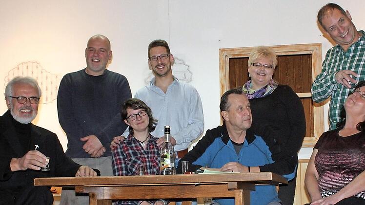 Die Darsteller (von links): Leo Tusche, Uwe Pflaum, Clarissa Jäger, Michael Dick, Michael Löhlein, Manu Hennig, Herbert Zapf und Anke Dippold  Foto: Carsten Höllein