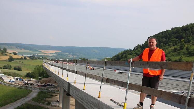 Bauleiter Marc Urschlechter inspiziert den Überbau des zweiten Teils der Autobahnbrücke am Klöffelsberg. Foto: Ralf Ruppert