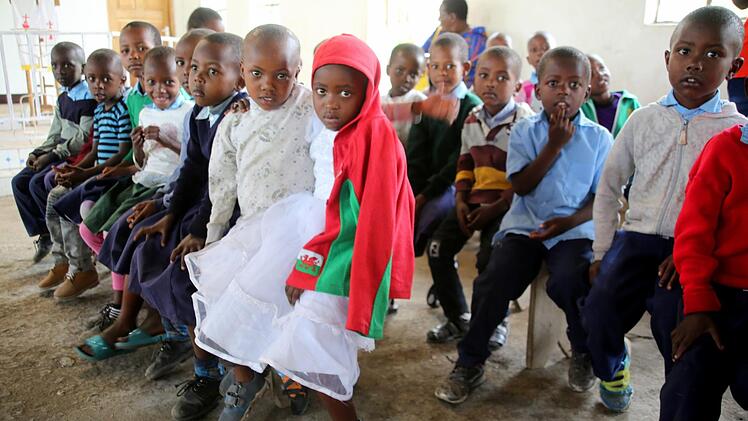 Auf dem Programm standen viele Schul- und Gemeindebesuche, wie hier in Pathmo. Damit die aus ärmlichsten Verhältnissen stammenden Kinder eine Zukunft haben, bekommen sie samstags im Compassion Center dank der Spenden ihrer Paten (25 Dollar pro Kind und Monat) über ihren normalen Schulbesuch hinaus Wissen vermittelt. Foto: Bettina Knauth
