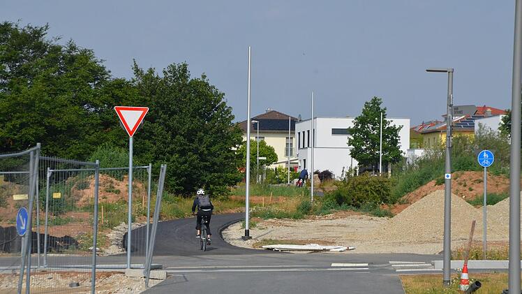 Diese Radlerin fährt auf dem neuen Radweg hinab zur Montrealstraße im Wohngebiet auf der Herzo Base.