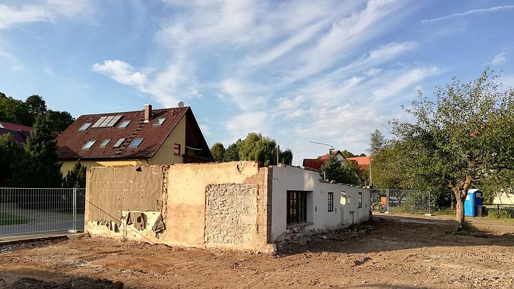 Von dem alten Geb&auml;ude, das zum Dorfhaus umgebaut werden soll, ist nur die Grundmauer &uuml;briggeblieben. Foto: privat