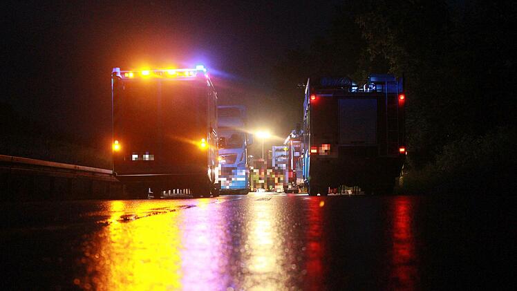 Schwerer Auffahrunfall auf der B22: Kleinlasterfahrer in Fahrzeug eingeklemmt