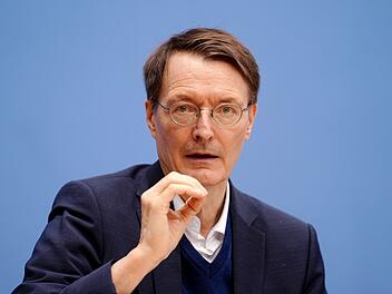 Lauterbach warnt vor einer Corona-Sommerwelle - und zieht einen bitteren Vergleich.