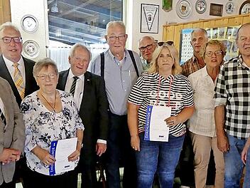 Ehrungen beim VdK Neudrossenfeld (von links): Stellvertretender Kreisvorsitzender Walter Herrmann, Bürgermeister Harald Hübner, Betreuerin Annerose Weimann, Ortsverbands-Vorsitzender Bernd Seiler, Wilfried Schlöger, Reinhold Schönauer, Norbert Leo...