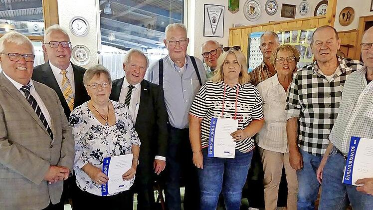 Ehrungen beim VdK Neudrossenfeld (von links): Stellvertretender Kreisvorsitzender Walter Herrmann, Bürgermeister Harald Hübner, Betreuerin Annerose Weimann, Ortsverbands-Vorsitzender Bernd Seiler, Wilfried Schlöger, Reinhold Schönauer, Norbert Leo...
