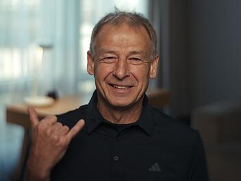 J&uuml;rgen Klinsmann, schw&auml;bischer Dicksch&auml;del, Motivator und Innovator, wurde 2004 v&ouml;llig &uuml;berraschend als deutscher Teamchef Anleiter jener Mannschaft, die 2006 den WM-Titel im eigenen Land jagen sollte. Kaum jemand hatte damals gro&szlig;e Erwartungen. Doch es kam anders. Heute, mit 61 Jahren, erinnert sich Klinsmann an diesen Weg.