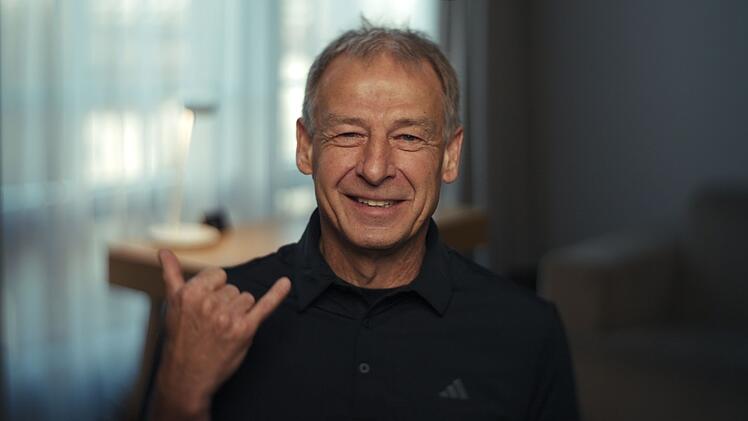 J&uuml;rgen Klinsmann, schw&auml;bischer Dicksch&auml;del, Motivator und Innovator, wurde 2004 v&ouml;llig &uuml;berraschend als deutscher Teamchef Anleiter jener Mannschaft, die 2006 den WM-Titel im eigenen Land jagen sollte. Kaum jemand hatte damals gro&szlig;e Erwartungen. Doch es kam anders. Heute, mit 61 Jahren, erinnert sich Klinsmann an diesen Weg.