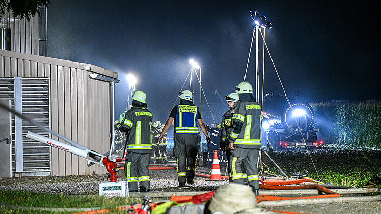 Ein Stall in Bayern ist in der Nacht zum Freitag abgebrannt. Landwirte und Feuerwehr k&auml;mpften stundenlang gegen die Flammen.