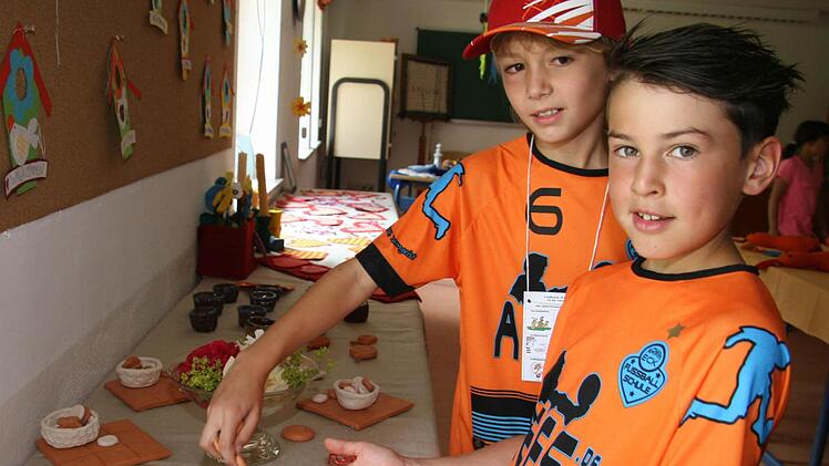 Jannes Klawuhn und Jakob Michel zeigen, wie ihr selbstgebasteltes Spiel aus Ton funktioniert.