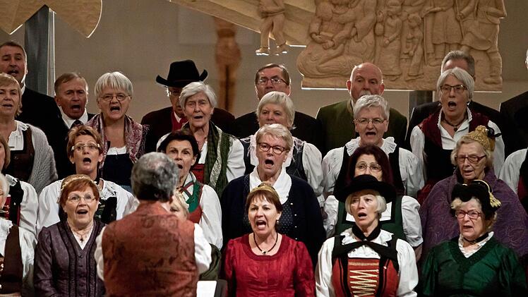 Ein stimmungsvolles Adventskonzert erlebten zahlreiche Zuhörer in der Heilig-Kreuz-Kirche. Im zweiten Teil sang der Gauverbands-Chor der Stadt Salzburg. Foto: jochen Berger