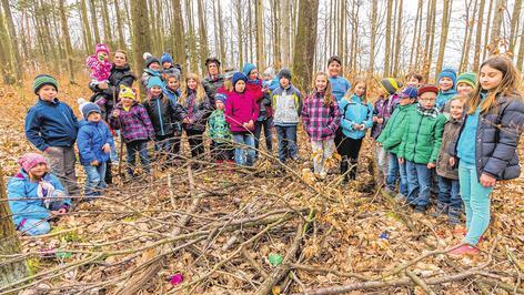 Wanderung und spannende Suche nach Osternestern