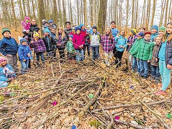 Wanderung und spannende Suche nach Osternestern