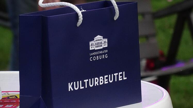 In blauen Tragetaschen wurden die neuen Spielzeithefte des Landestheaters verteilt.Foto: Jochen Berger