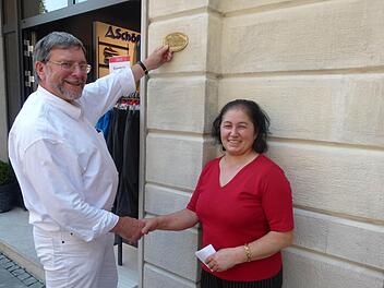 Hier sollte die Medaille für die gelungene Sanierung angebracht werden, meint Hans-Heinrich Eidt vom Verein Stadtbild zu Eigentümerin Nurdane Hasirci. Foto: Lothar Weidner