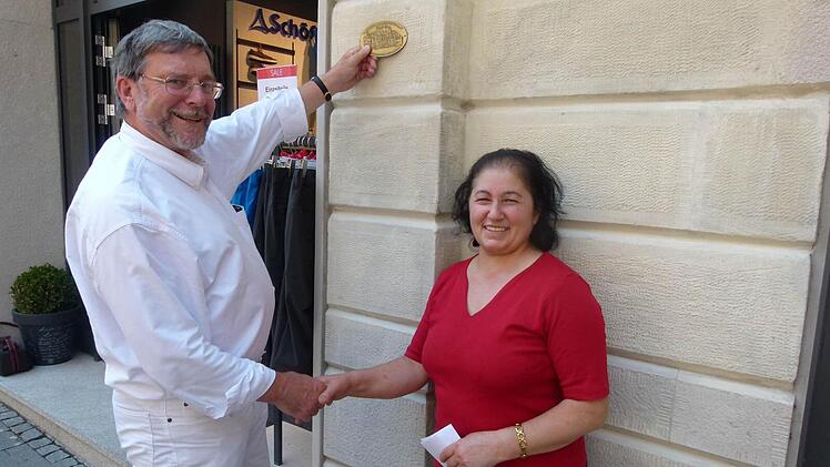 Hier sollte die Medaille für die gelungene Sanierung angebracht werden, meint Hans-Heinrich Eidt vom Verein Stadtbild zu Eigentümerin Nurdane Hasirci. Foto: Lothar Weidner