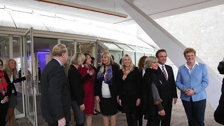 Wartten auf den Ministerpräsidenten.