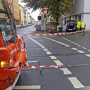 Nürnberg-Südstadt: Pkw rammt Straßenbahn