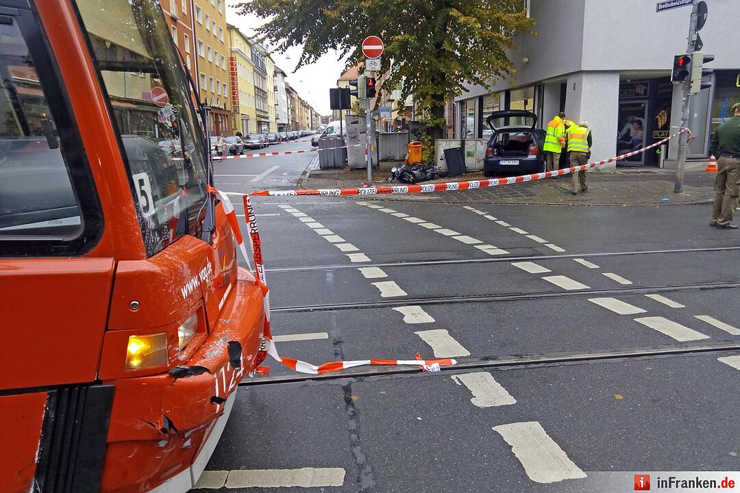 Nürnberg-Südstadt: Pkw rammt Straßenbahn