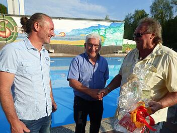 Das Bild zeigt (von links) den neuen Badbetreiber Mirko Helbig, Bürgermeister Edmund Pirkelmann und den nun in den Ruhestand verabschiedeten städtische Bademeister Andreas Stenglein.  Foto: Thomas Weichert