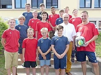 Das Meisterteam des Turnvereines Marktleugast nach dem Empfang im Rathaus. Mit im Bild Bürgermeister Franz Uome und Trainer Peter Frankmölle Foto: Klaus-Peter Wulf