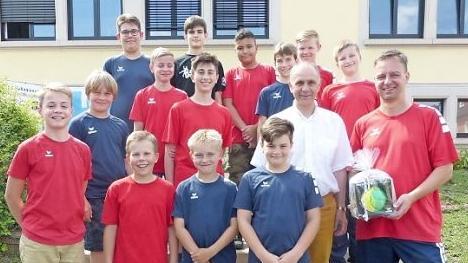 Das Meisterteam des Turnvereines Marktleugast nach dem Empfang im Rathaus. Mit im Bild Bürgermeister Franz Uome und Trainer Peter Frankmölle Foto: Klaus-Peter Wulf