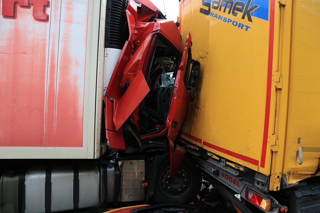 A3 bei Schlüsselfeld: Zwei Personen bei Lkw-Crash eingeklemmt
