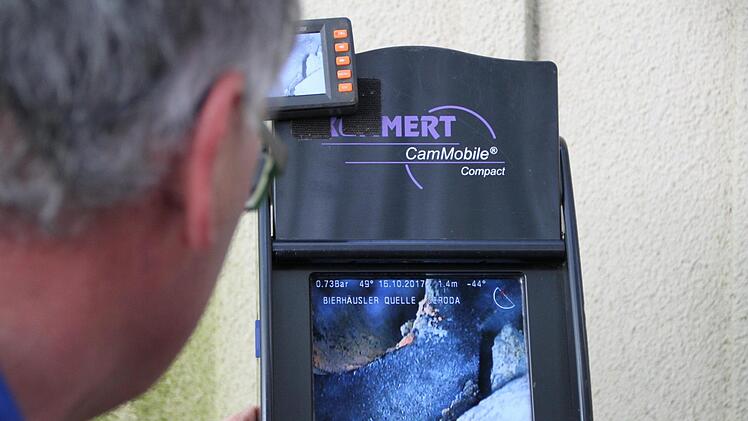 Die ersten Bilder erscheinen auf dem Bildschirm. Foto: Ulrike Müller