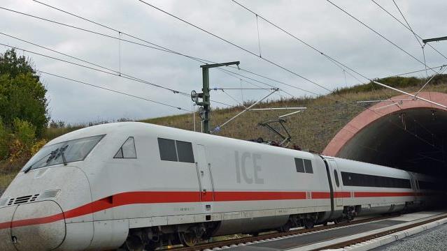 Ein ICE fährt durchs Südportal des Tunnels "Eierberge".  Fotos: Klaus Oelzner