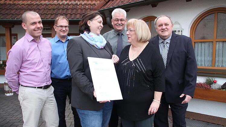 Geschäftsführerin Simone Thies (Dritte von links) überreicht Silvia Gäbelein (Zweite von rechts) für ihre fünf Jahrzehnte währende Treue zur Maschinenfabrik Fischer eine Ehrenurkunde der IHK. Mit ihnen freuen sich (hinten von links) die Gruppenleiter aus der Kostenrechnung, Markus Kotschenreuther, und aus der Buchhaltung, Volker Geldhauser, sowie Betriebsratsvorsitzender Dietmar Geßlein und Ehemann Rudolf Gäbelein. Foto: Stephan Stöckel.