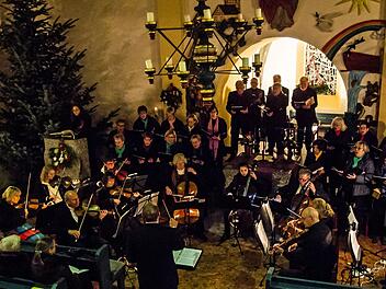 Die Sängervereinigun Bad Rodach und das Collegium musicum Hildburghausen unter der Gesamtleitung von Kirchenmusikdirektor Torsten Sterzik gestalteten ein Konzert in der Kirche St. Salvator in Untersiemau.Foto Jochen Berger