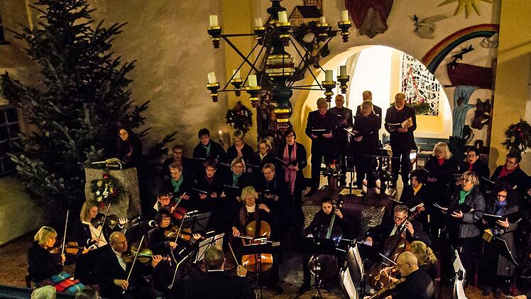 Die Sängervereinigun Bad Rodach und das Collegium musicum Hildburghausen unter der Gesamtleitung von Kirchenmusikdirektor Torsten Sterzik gestalteten ein Konzert in der Kirche St. Salvator in Untersiemau.Foto Jochen Berger
