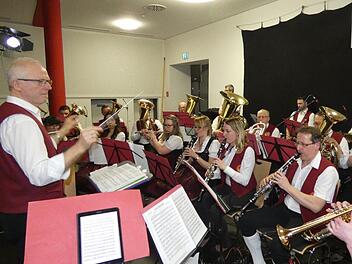 Dirigent Gerhard Eller (links) zeigte mit der Kraisdorfer Blasmusik die ganze Bandbreite ihres Könnens.Christian Licha