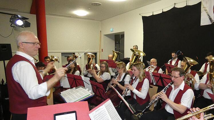 Dirigent Gerhard Eller (links) zeigte mit der Kraisdorfer Blasmusik die ganze Bandbreite ihres Könnens.Christian Licha