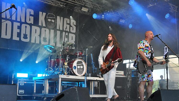 Stimmungsmusik mit Klamauk: Die Band "King Kongs Deoroller" traten schon öfters im Vorprogramm von J.B.O. mit "Gitarrist "Jesus" auf.