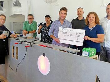 Zufriedene Gesichter bei der Spendenübergabe inmitten einer Baustelle (von links): Stefan "Bonsai" Lehner, Jürgen Ziegler, Tahsin Korkmaz, Dominik Durst, Thomas Baumgärtner, Sabine Knobloch und Christian Backert.  Foto: Dieter Hübner