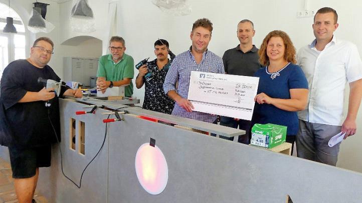 Zufriedene Gesichter bei der Spendenübergabe inmitten einer Baustelle (von links): Stefan "Bonsai" Lehner, Jürgen Ziegler, Tahsin Korkmaz, Dominik Durst, Thomas Baumgärtner, Sabine Knobloch und Christian Backert.  Foto: Dieter Hübner