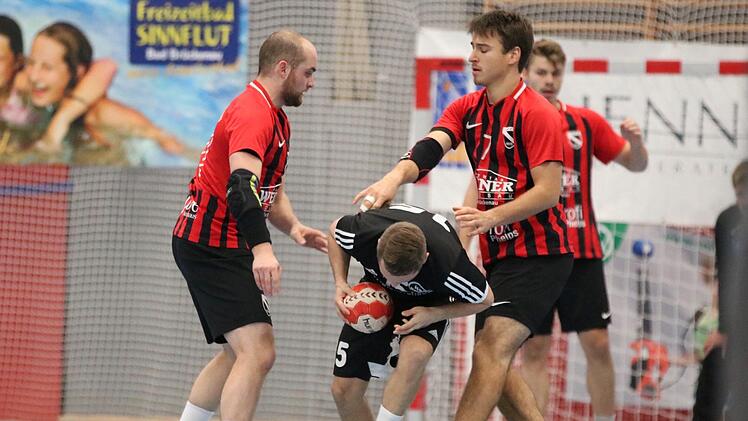 Hoffnungslos unterlegen: Die HSG Mainfranken musste sich dem FC Bad Brückenau mit Michael Müller (links) und Simon Weiner (rechts) beugen. Foto: Sebastian Schmitt