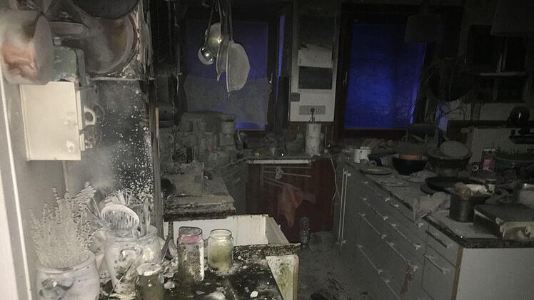Bei einem Fettbrand in Merkendorf wurde die Küche  zerstört und Gebäudeteile beschädigt. Die Bewohner konnten sich rechtzeitig retten. Foto: Freiwillige Feuerwehr Merkendorf