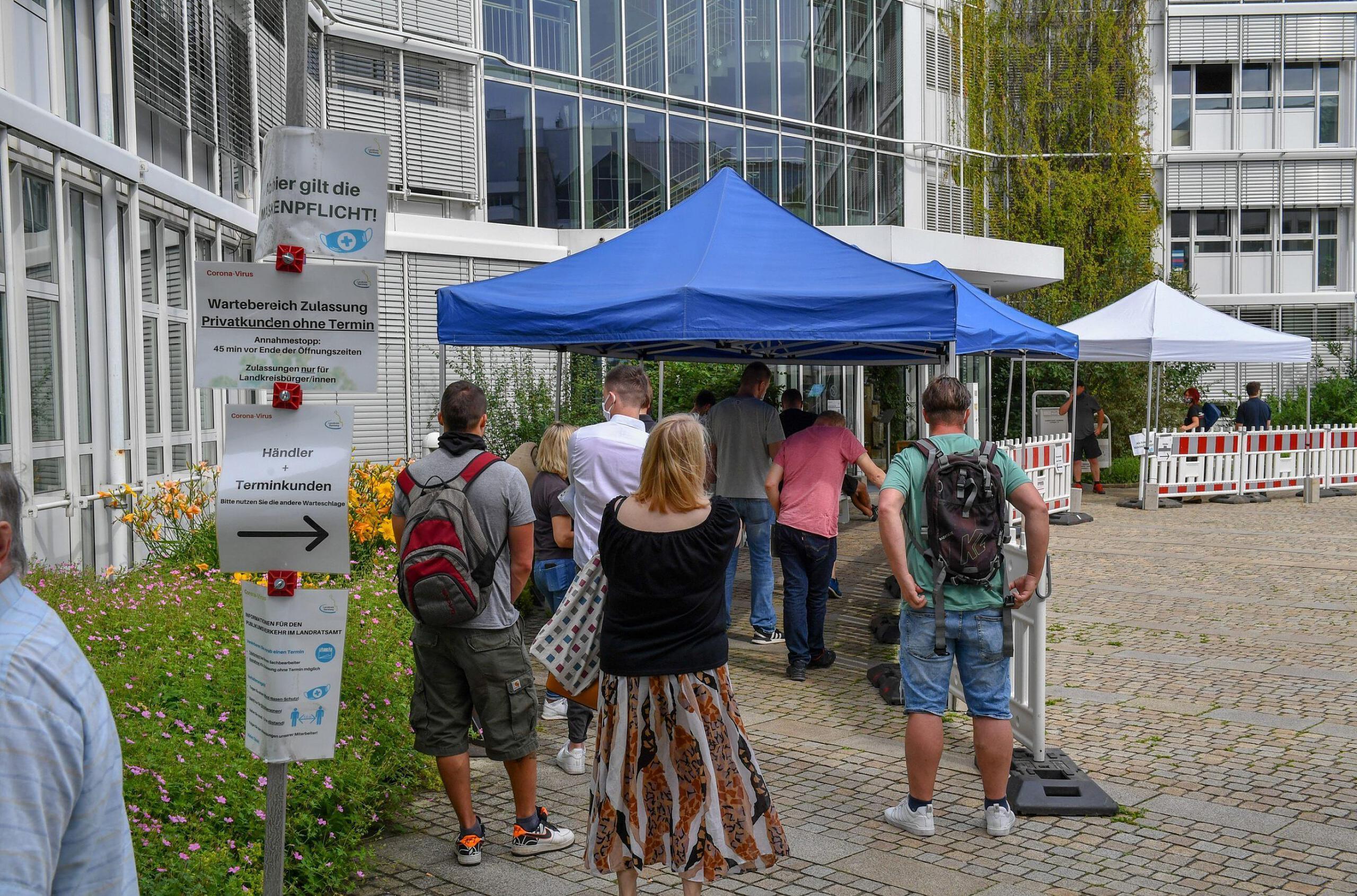 Stau Vor Der Zulassungsstelle Sorgt Fur Unmut