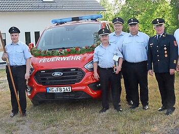 Feier zur Segnung des MTW der Feuerwehr Burggrub (von links): Pfarrer Michael Foltin, Adrian Zeidler (F&auml;hnrich), Thorsten Fiedler (stellvertretender Kommandant), Dirk Kreul (Erster Vorsitzender), Dirk Raupach (Erster Kommandant), Joachim Ranzenber...