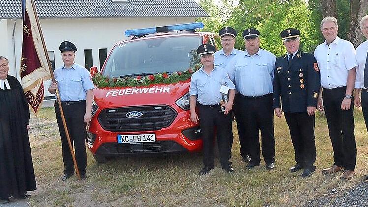 Feier zur Segnung des MTW der Feuerwehr Burggrub (von links): Pfarrer Michael Foltin, Adrian Zeidler (F&auml;hnrich), Thorsten Fiedler (stellvertretender Kommandant), Dirk Kreul (Erster Vorsitzender), Dirk Raupach (Erster Kommandant), Joachim Ranzenber...