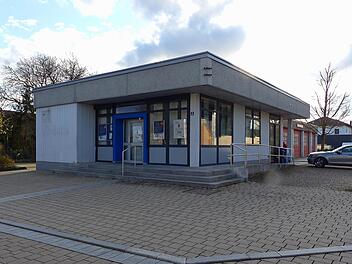 Das ehemalige Gebäude der VR-Bank- gegenüber dem Rathaus - gehört der Gemeinde und wird das neue "Haus der Mitte". Eine Machbarkeitsstudie wurde jetzt beauftragt.