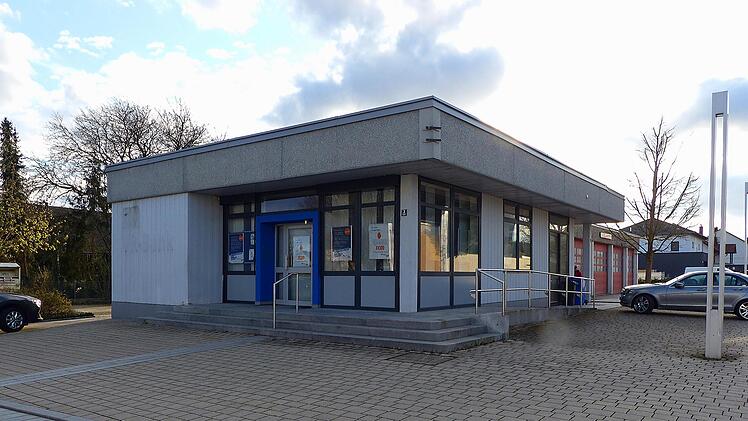 Das ehemalige Gebäude der VR-Bank- gegenüber dem Rathaus - gehört der Gemeinde und wird das neue "Haus der Mitte". Eine Machbarkeitsstudie wurde jetzt beauftragt.