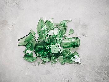 Lkw verliert Flaschen Lkw verliert Flaschen