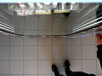Mann "uriniert und kotet" in Automaten-Shop - Ehefrau kommt zum Putzen